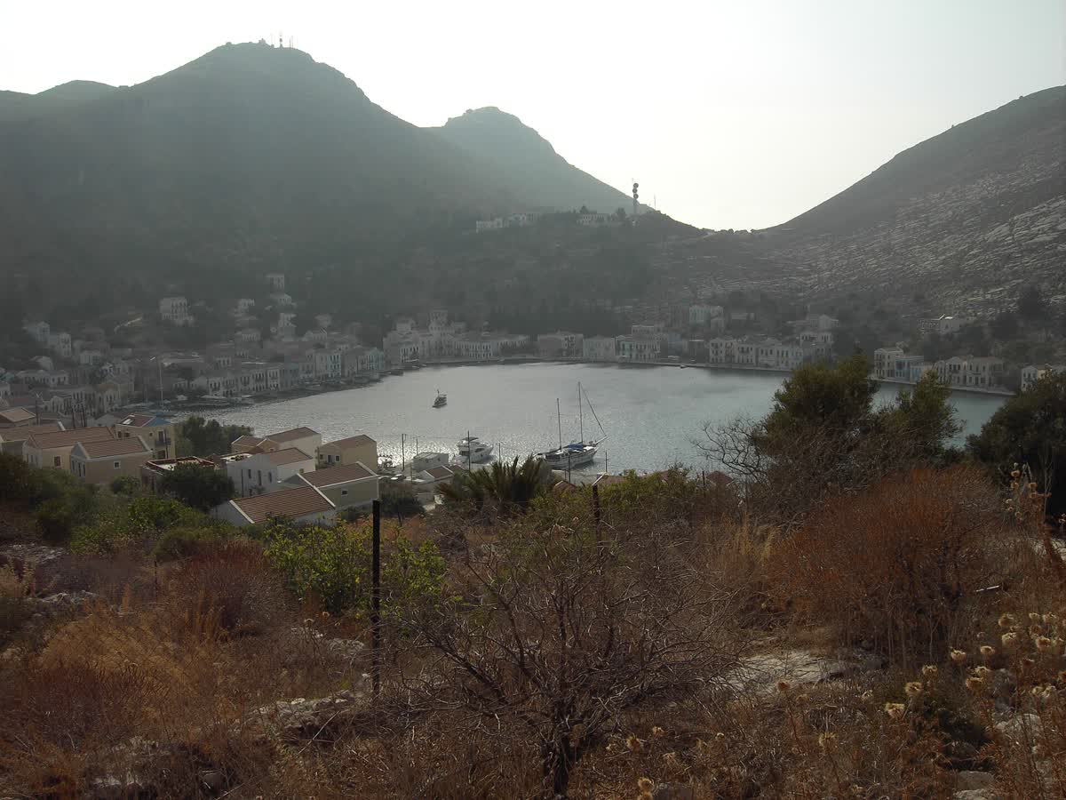 Liman ve renkli neoklasik evler — Meis (Kastellorizo)